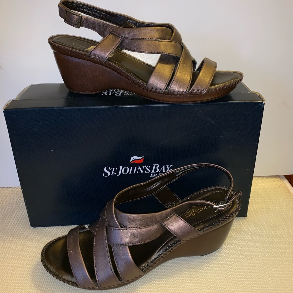 ST. John’s Bay. Brown wedge sandals. SIZE: 10M